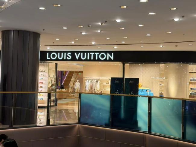 LV多家门店没人排队 起诉风波影响显现