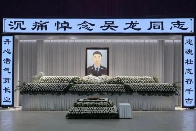 民警吴龙与持刀歹徒搏斗牺牲