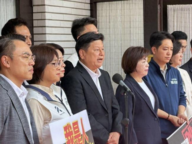 民进党当局高官被喊“下台” 毒油事件引众怒