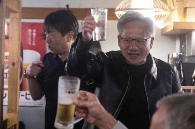 黄仁勋穿皮夹克访日
