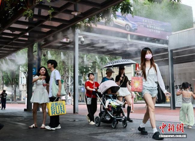 成都东郊记忆景区水雾降温