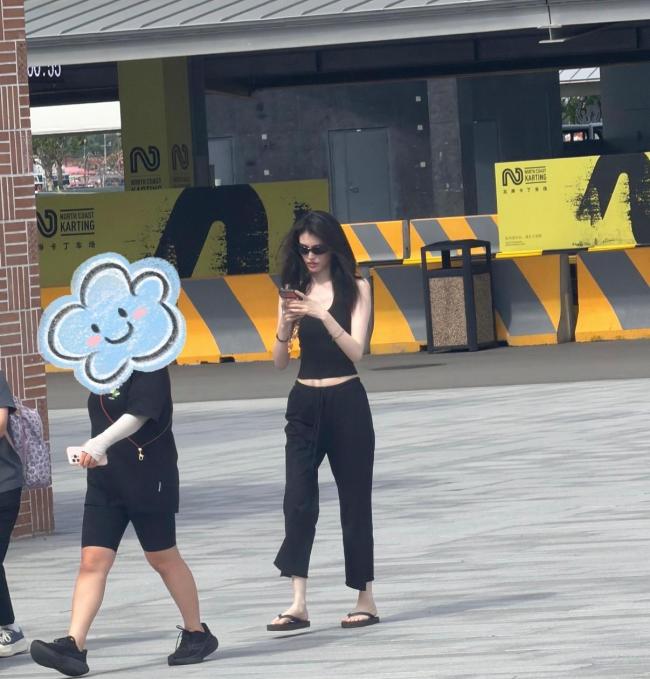 何穗阿那亚带娃被偶遇!露脐安装东谈主字拖白到发光,女儿长腿藏不住