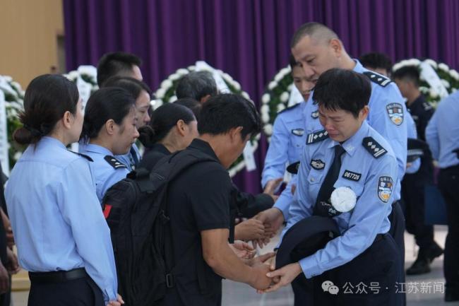 民警护群众与歹徒搏斗牺牲