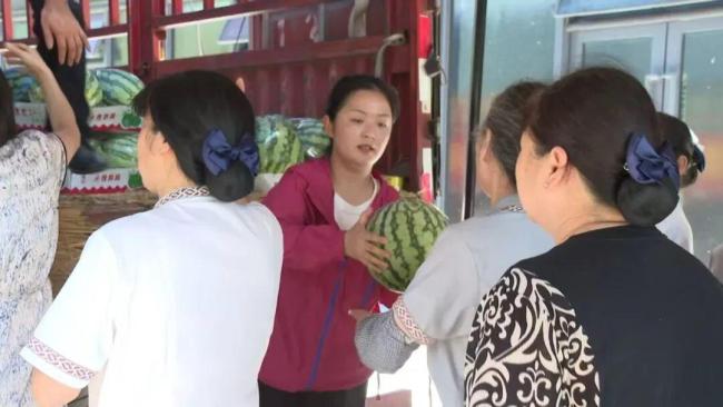 杭州女老板赴河南老家加价收滞销西瓜 千里助农暖人心