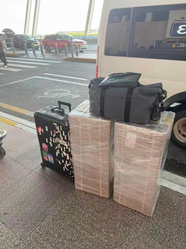 男子带两台移动空调赴巴黎 应对高温缺货