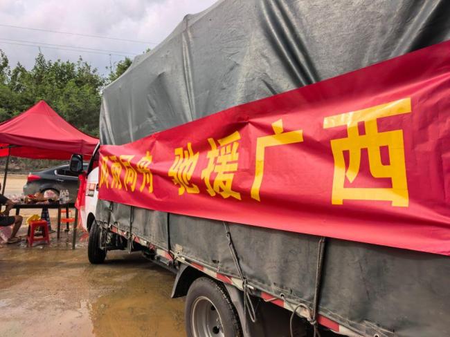 广西横州一高速路口搭起爱心厨房 温情共守一方晴天
