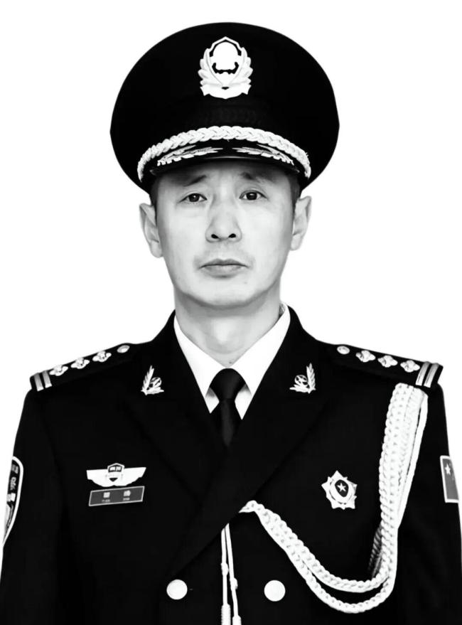 54岁交警处置交通事故时因公牺牲