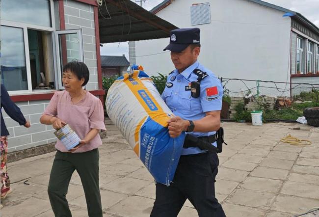 村民家冒黑烟民警抢运出财物 迅速行动避免损失