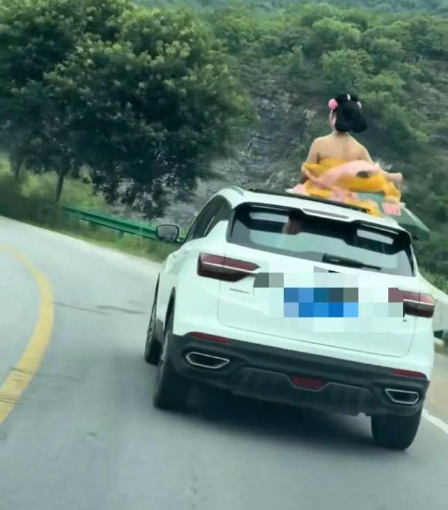女子乘车探出天窗拍古风视频被罚
