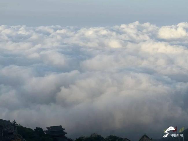 泰山把人间仙境铺在眼前 云海盛景令人陶醉