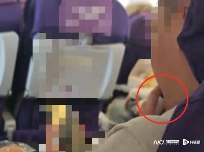 飞机上有男子吸电子烟 航司已报警