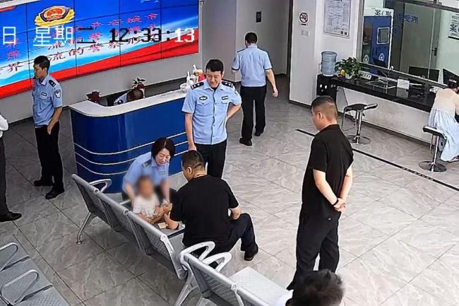 38度高温幼童赤脚独自上街 警方及时救助化险为夷