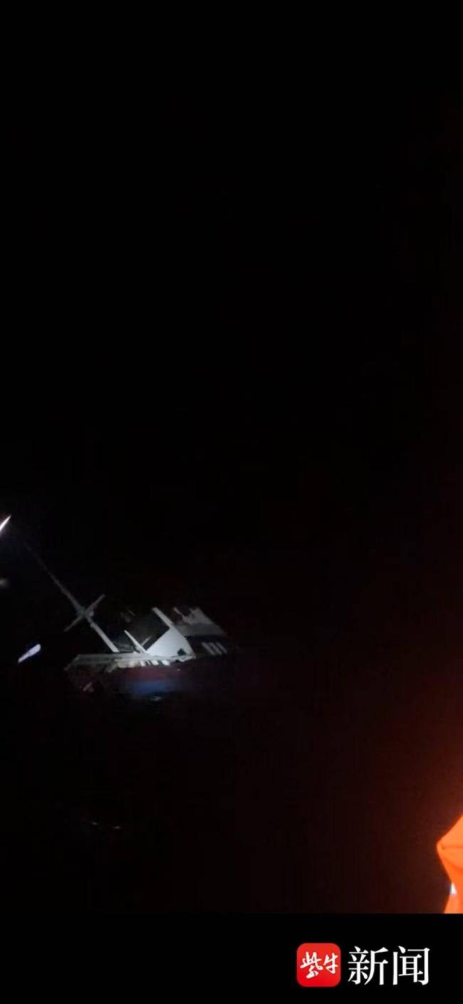 游轮沉没漂流数小时游客发声 深夜海中惊魂记