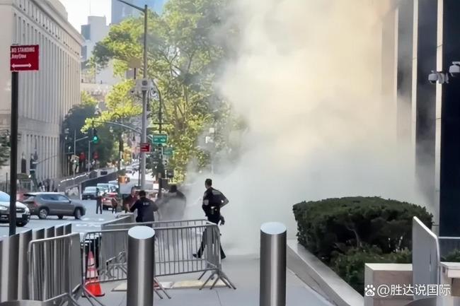 纽约发生恐怖袭击！现场传出爆炸声！联邦大楼被纵火焚烧