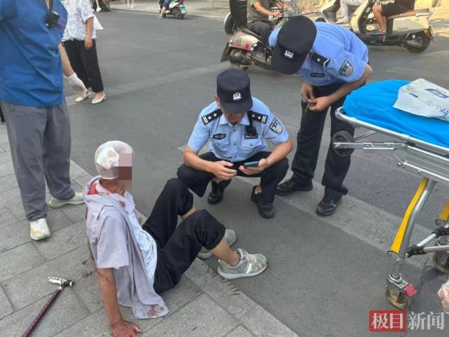 老人不慎摔倒 民警暖心救助