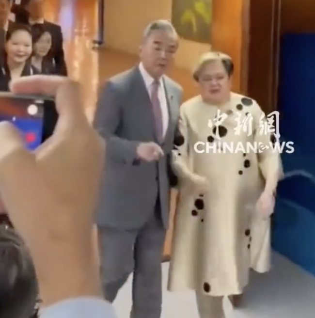 王毅称中菲在十字路口看菲方怎么选