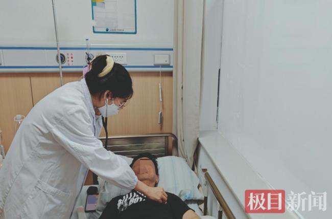 男子被螃蟹夹伤 全身过敏险窒息