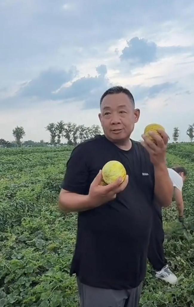 胖东来助农甜瓜1元进1元卖 爱心行动获赞