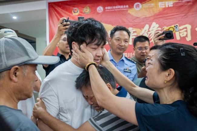 双胞胎妹妹一眼认出失散40年姐姐 团圆行动见证奇迹