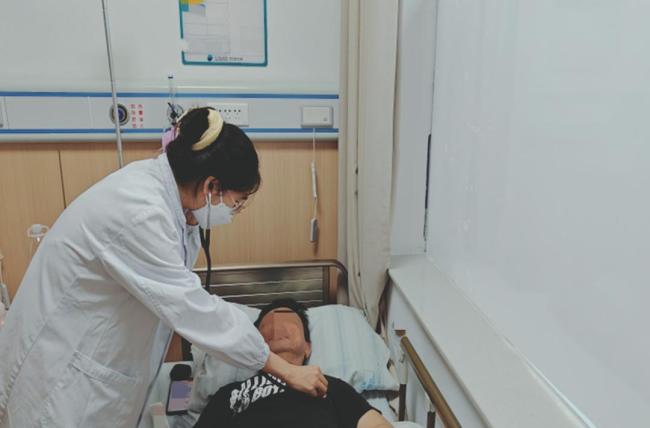 男子被螃蟹夹一下，全身过敏险窒息！医生提醒