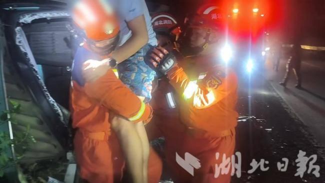 货车侧翻司机被困 消防紧急救援 7分钟成功解救