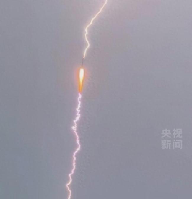 中国火箭发射与闪电震撼同框