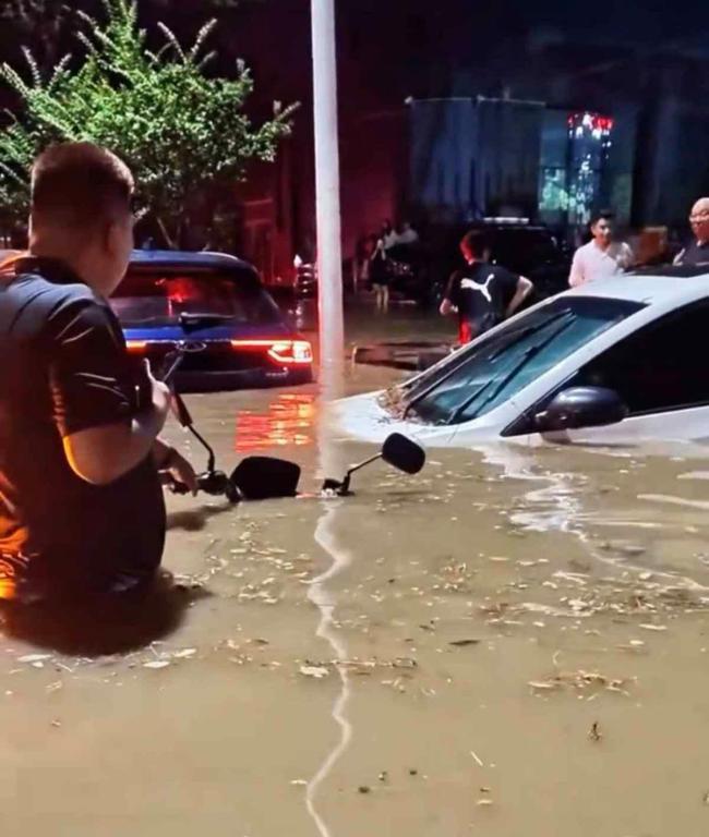 石家庄暴雨有路段积水深至大腿 市民经历难忘一夜