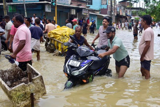 印度阿萨姆邦洪水肆虐 已致41人死亡 民众艰难涉水求生