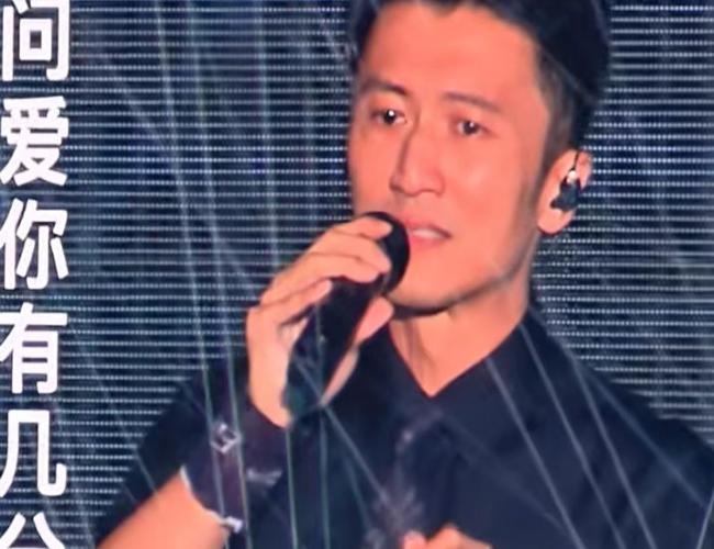 谢霆锋一身黑衣 在青岛演唱会开唱 遵从父愿坚强登台