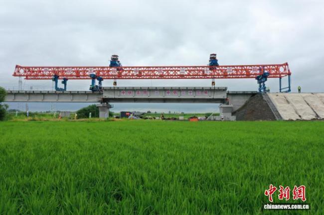 中欧班列通道口岸段最长桥架梁完成