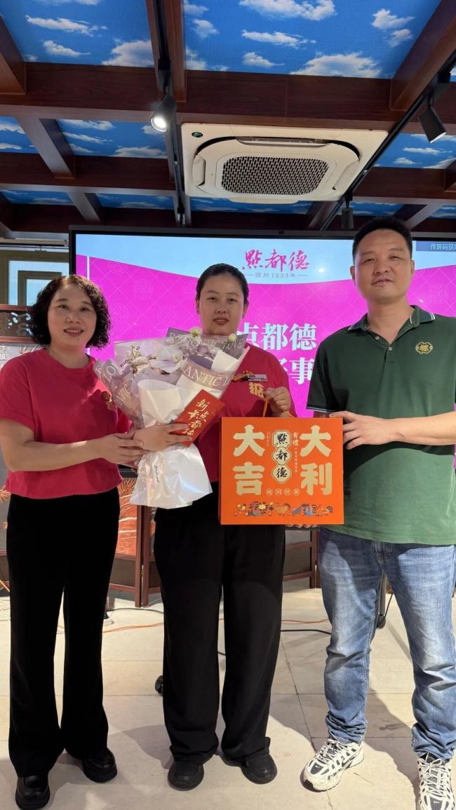 男子旅游时肝脏出血饭店员工施以援手 三句话抢回一条命