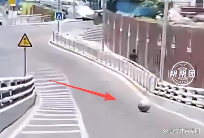 重庆出租车稳稳拦住滚落石球 物业已收捡处理