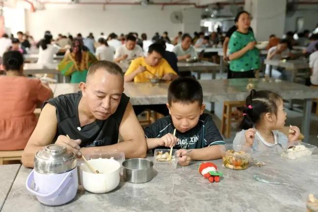 带薪陪娃 “这才是最好的招工简章” 暖心举措稳接“小候鸟”