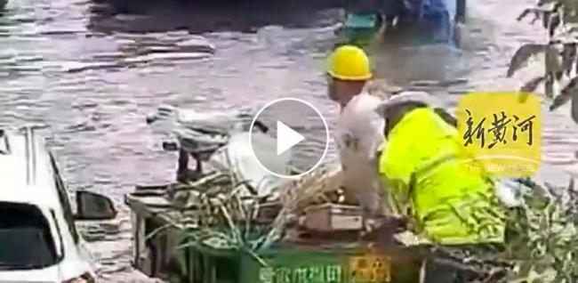 济南突降暴雨 积水深到大腿 城市出行受考验