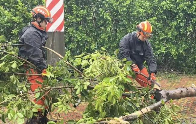 消防雨夜转移被困深山的一家四口 台风“红霞”添险情
