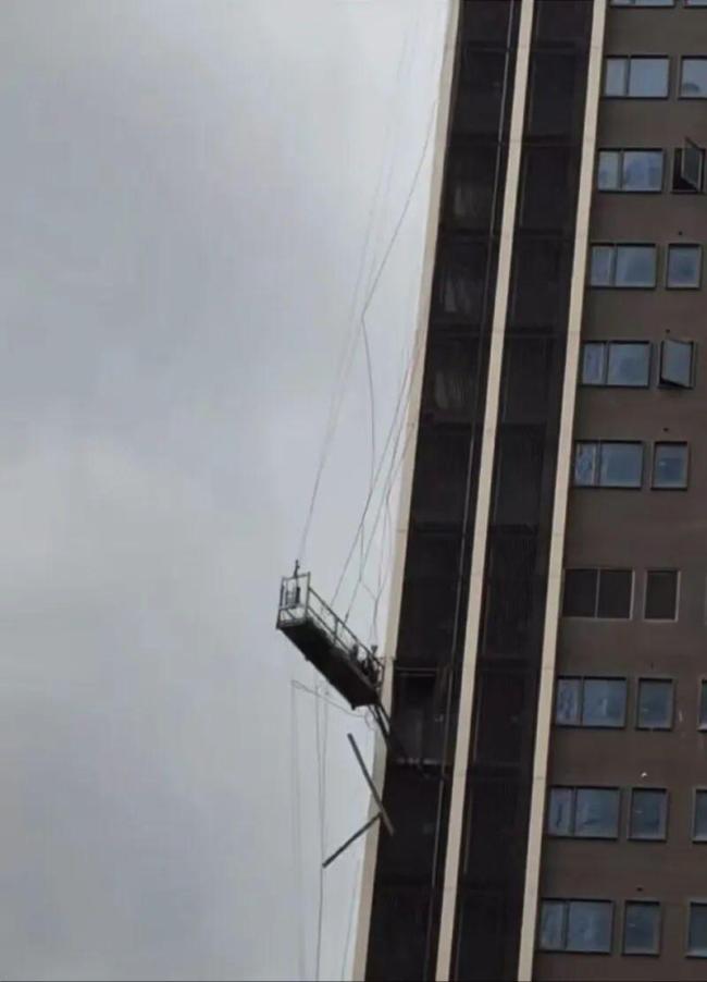 台风天2名工人被困高空 官方调查 冒险作业引发关注