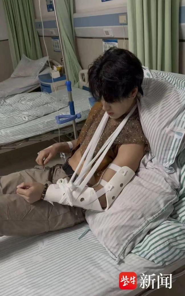 被游客掰断手腕的景区NPC再发声