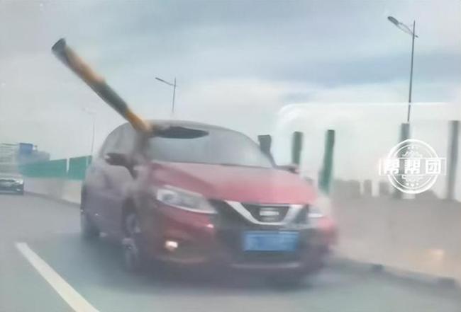 苏州一货车撞断限高杆直插小轿车 事故已处理无伤亡