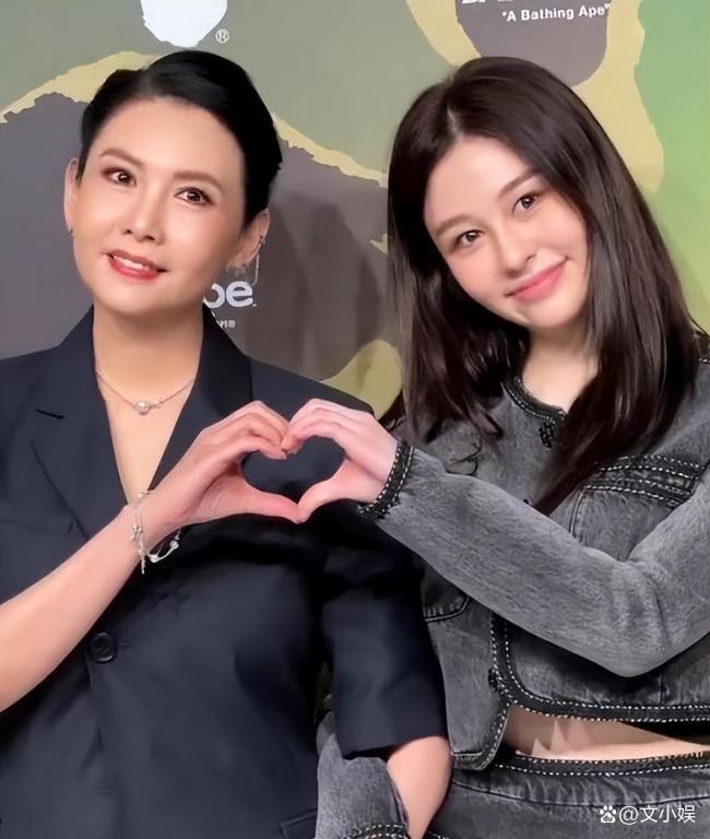 比邱淑贞女儿还像邱淑贞的女警 港风美人再现街头