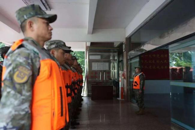 广东武警台风救援画面来了