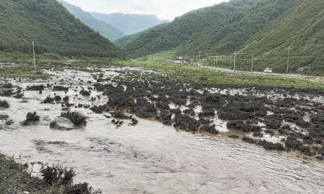 女子提前撤离躲过甘肃渭源山洪 警民合力救援