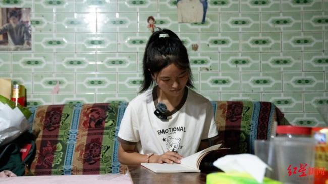 放榜夜还在喂猪的四川姑娘考上法大 质朴女孩圆梦法学之路