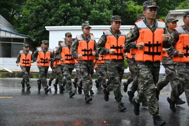 广东武警台风救援画面来了 全力守护生命通道