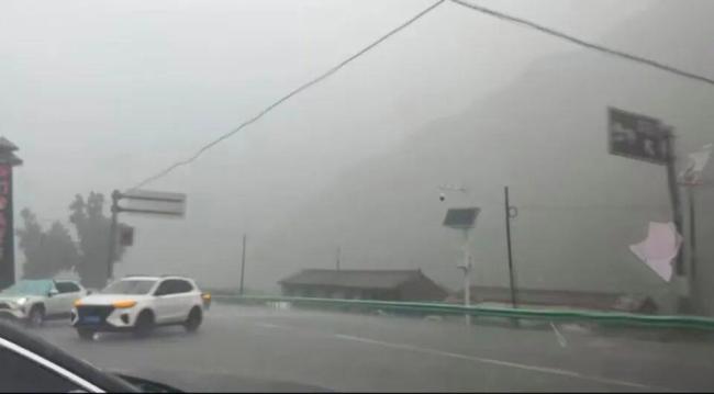 景区突发山洪致10死：不少人河滩露营，幸存者讲述惊魂时刻