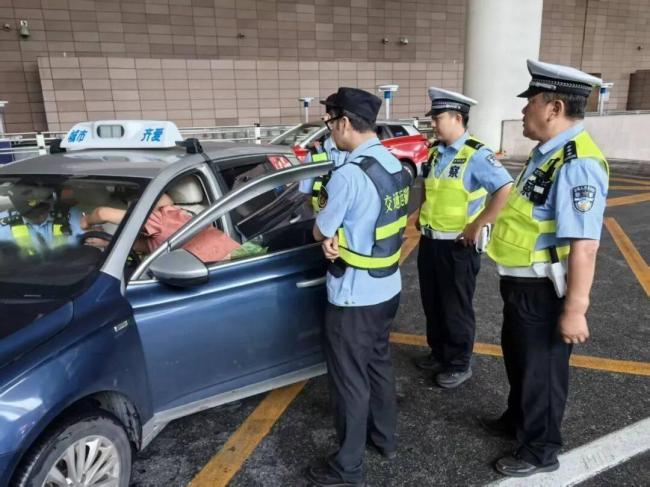 网友夜间在浦东机场打车被扔路边 司机骗短途票套路深