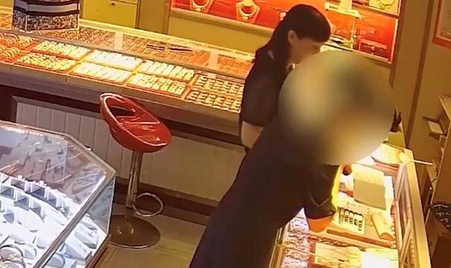 女子要买300克黄金店主报警 大额购金反常引警觉