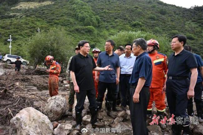 甘肃山洪现场完成4轮搜救 救援人员使用手机手表定位搜救