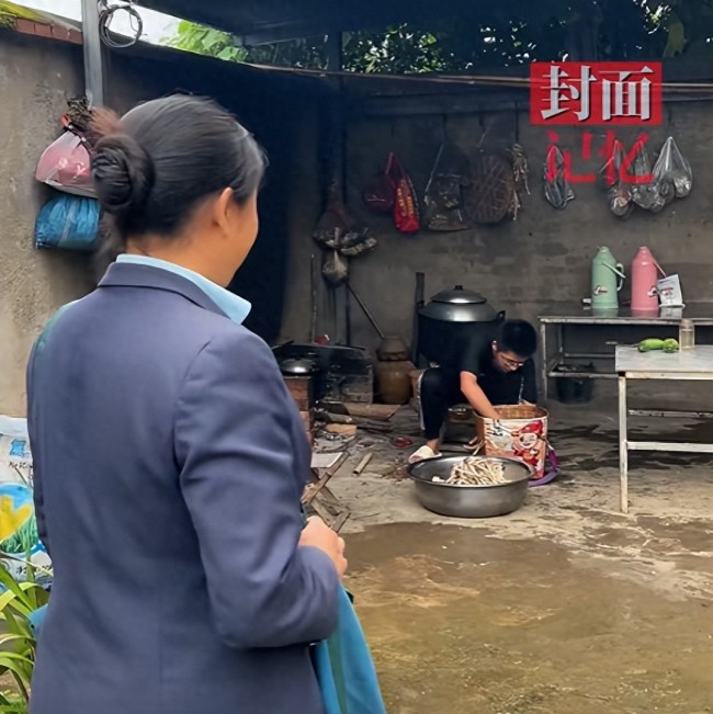 小伙收到清华录取通知书时在分拣鸡枞
