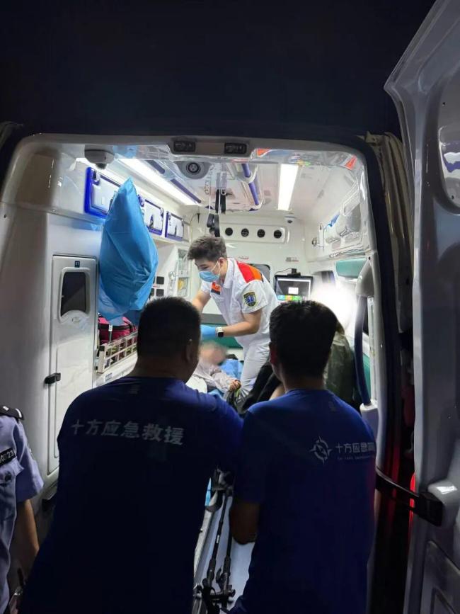 两姐妹刷短视频后相约挑战天竺山