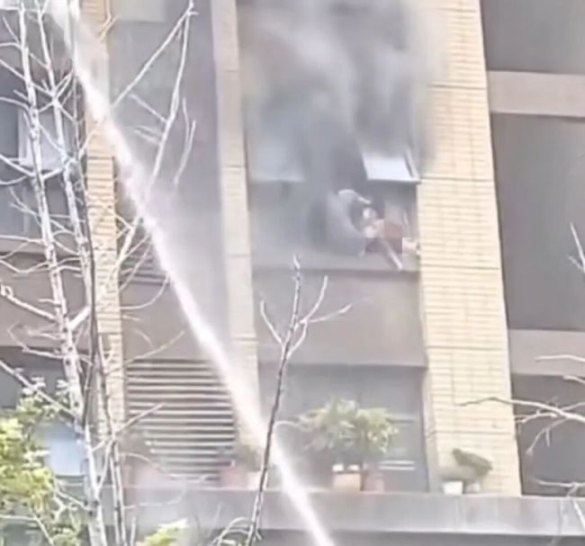 小区突发火灾 两人疑似打滑先后坠楼 救援正在进行